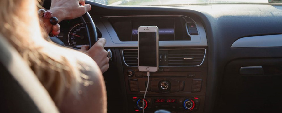 speel appelmuziek in de auto af via aux-ingang