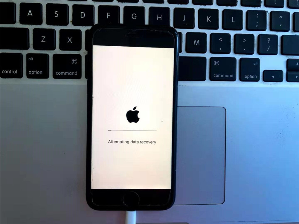 iPhone'da veri kurtarmaya çalışıyor